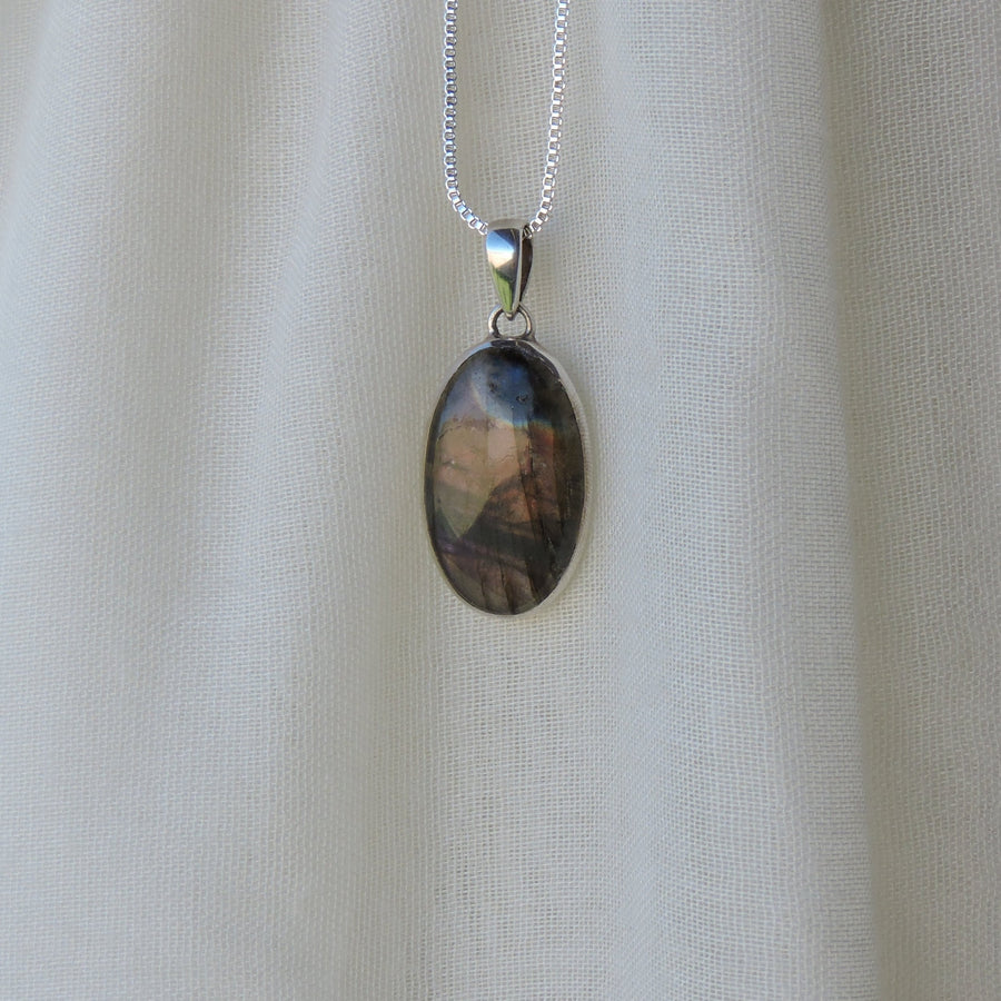 Oval Labradorite Pendant with Iridescent Purple Hues