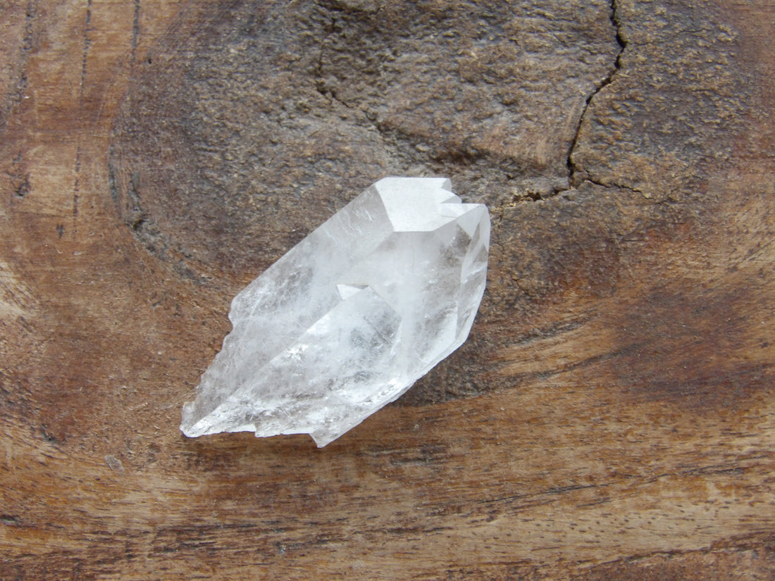 Natural lear quartz point for meditation 